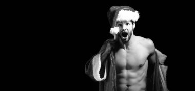 Noel seksi adam. Noel Baba şapkalı heyecanlı adamlar. Yeni yıl şeritleri ve yetişkinler için hediyeler. Xmas 'ta kaslı adam hayrete düştü. Kaslı vücutlu Noel Baba. Siyah arka plandaki seksi noel baba çocuk.