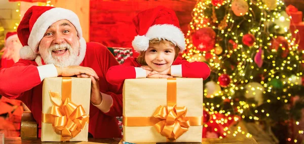 Küçük Komik Noel Baba Oğlu Ellerinde Hediyelerle Çanta Tutuyorlar Noel — Stok fotoğraf