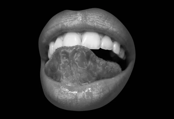 歯のケア 健康的な歯と笑顔 口の中で白い歯 白い健康な歯で笑顔の閉鎖 口を開けて 舌は歯に触れる 黒に隔離された — ストック写真