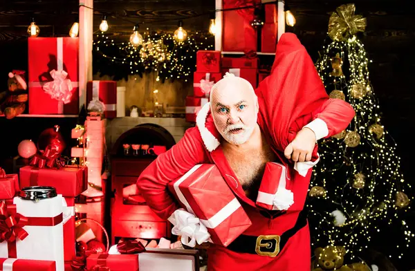 泥棒は新しい年のプレゼントを盗んだ 冬の贈り物に最高の価格 季節のオファー クリスマスセール — ストック写真