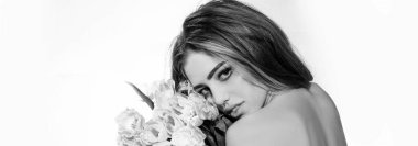 Bahar kadını pankarta karşı. Bahar seksi kız lale çiçekli, beyaz tenli.