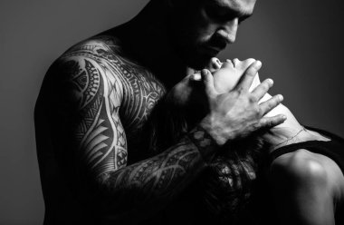 Çift öpüşmesi, şehvetli bir öpücük. Aşık seksi bir çift. Şehvetli karı koca. Şefkat ve şefkat