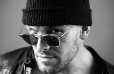 Vahşi, öfkeli bir çete üyesi yaşam tarzı, ciddi yakışıklı bir adam. Ciddi profil yüzlü bir adamın yakın portresi.