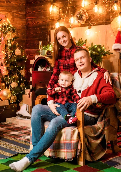 Glückliche Familie Weihnachtsbaum Familienziele Baby Öffnet Ein Weihnachtsgeschenk Schöne Küssende — Stockfoto