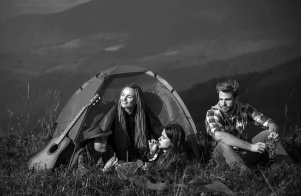 一群在帐篷里快乐的朋友在露营时吃西瓜 谈情说爱 — 图库照片