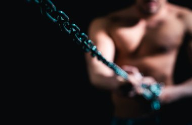 Zincirli kaslı adam. Hayatı yaşa. Özgürlüğün sembolü. Güçlü bir adam. Sorun çözme