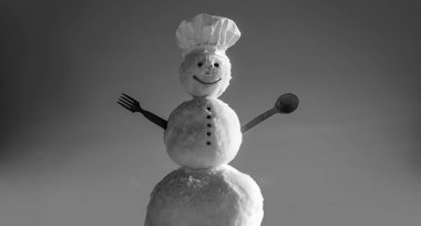 Kardan adam aşçı aşçı arka planda kar. Kardan adamla Noel afişi. Kardan adamla birlikte kış tebrik kartı. Kış arkaplanı