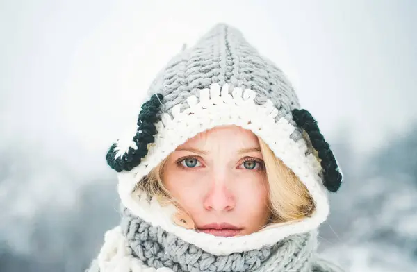 Χειμερινή Γυναίκα Χαρούμενο Κορίτσι Χειμερινό Πορτρέτο Πορτρέτο Μιας Νεαρής Γυναίκας — Φωτογραφία Αρχείου