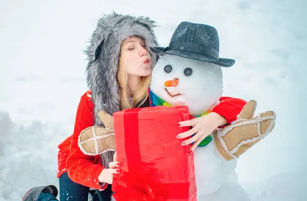 Lustige Schneemänner Glücklich Lächelndes Mädchen Küsst Schneemann Einem Sonnigen Wintertag — Stockfoto