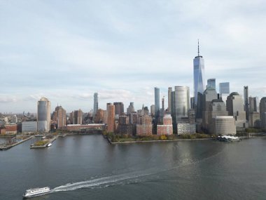 New York silueti. New Jersey 'den Manhattan manzaralı, New York gökdeleninden. Büyük Elma 'nın havadan görünüşü. Hudson 'dan New York Panoraması. Şehir manzarası simgesi. Aşağı Manhattan New York