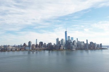 Jersey 'den Hudson Nehri üzerindeki gökdelenli New York silueti. Manhattan, Midtown, NYC, ABD. New York 'un iş bölgesinde gökdelenler, binalar, New York kuleleri. New York 'un gökyüzü manzarası