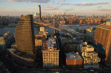 Aşağı Manhattan gökdelenleriyle ilgili panoramik şehir manzarası. New York City silueti. New York binaları. New York Binaları. New York 'un silüeti. New York 'taki Manhattan' ın Brooklyn Köprüsü binaları