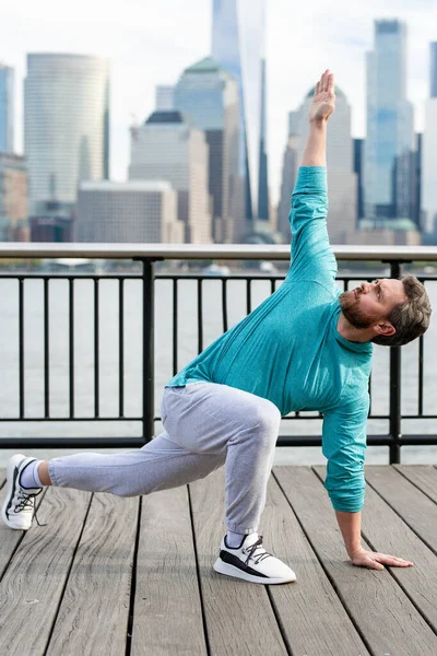 Nycでトレーニングをしているスポーツマン 心臓の健康のためのトレーニング練習をしている男性選手 屋外フィットネスワークアウト 屋外のトレーニング ニューヨークの公園の外でアクティブなライフスタイルを楽しむ男 — ストック写真