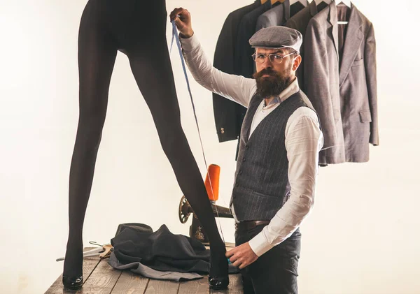 Homem Costureiro Retro Moda Velha Costureira Medida Feminino Sexy Pernas — Fotografia de Stock