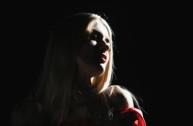 Çekici ve şehvetli görünen güzel kadın modelinin portresi. Siyaha izole edilmiş dramatik stüdyo ışığı olan güzel bir yüz.