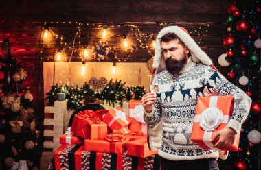 Noel Baba şapkalı kötü Noel Baba. Yeni yıl hediyesi. Yeni yıl kıyafetleri. Mutlu yıllar. Noel süslemeleri