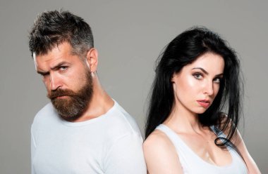 Bir erkek ve bir kadının profilleri. Karı koca arasındaki anlaşmazlıklar. Boşanma. Depresyon ve endişe. Aşkla yüzleşme kavramı. Kendine güvenen iki genç insanın fotoğrafını çek.