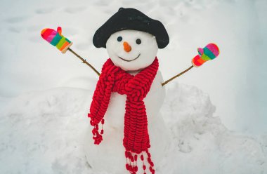 Beyaz kar arka plan üzerinde Noel kardan adam. Beyaz kar arka plan üzerinde kardan adam ile Kış sahnesi. Kar taneleri ve kardan adam ile kış arka plan