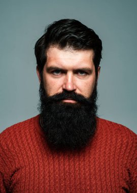 Sakallı ve bıyıklı ciddi bir adamın portresi. Hippi düşüncesi. Yüz ifadesi. Yakışıklı erkek, yakın çekim yüzü.