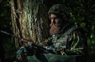 Paralı asker, üniformalı ve plaka taşıyıcı tüfekli acımasız asker, savaşa hazır.