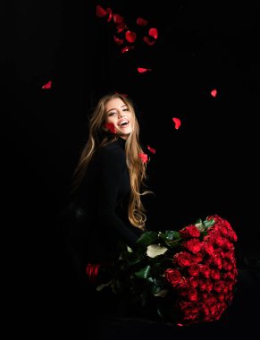 Sevgililer Günü hediyeli gülümseyen kadın. Gül buketli şehvetli seksi kız