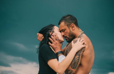 Şehvetli çift öp. Seni seviyorum. İki aşık. Romantik ve aşk. Tutku ve şehvetli öpüşme