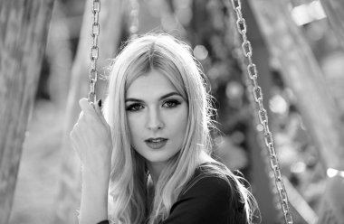 Güzel, genç, düşünceli bir kadın, hassas bir kız. Moda ve güzellik