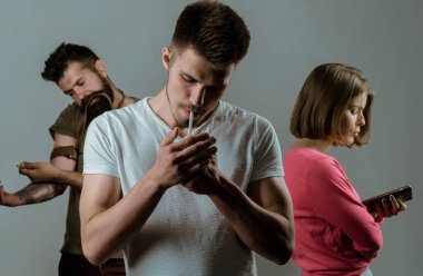 Gerçek sosyal sorun. Sigara içmeyi bırak. Alkol, sigara ve uyuşturucu müptelaları