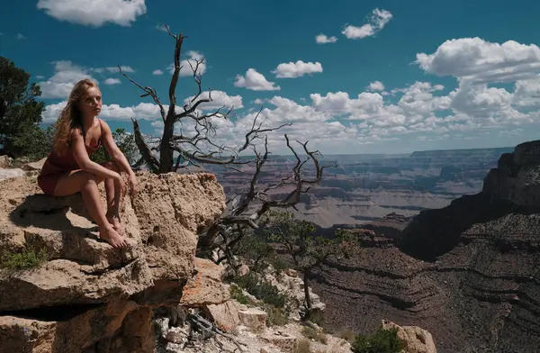 Žena Grand Canyonu Bezstarostný Koncept Svobody Životní Dívka Vítěz Útesu — Stock fotografie