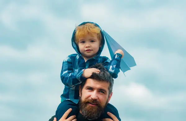 아버지와 아들이 있습니다 야외에서 즐기는 아버지와 비행기와 즐거운 아버지 — 스톡 사진