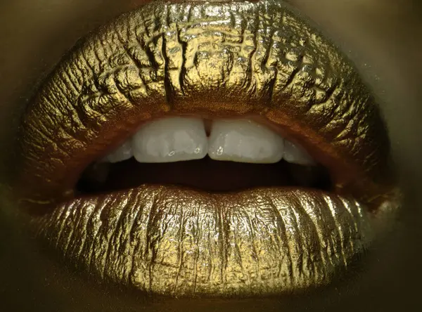 Cazibeli Kozmetik Altın Ruj Yakın Plan Metal Makyajlı Dudaklar Seksi — Stok fotoğraf
