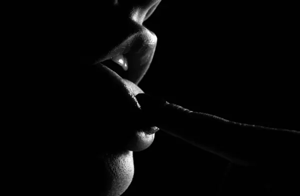 Buzele Linge Degetul Închide Macro Femeie Gura Lins Degete Sexy — Fotografie, imagine de stoc