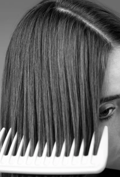 Menutup Menyikat Rambut Potret Wanita Muda Menyikat Rambut Alami Lurus — Stok Foto