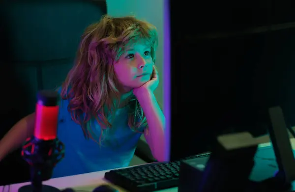 Geceleri Bilgisayar Kullanan Bir Çocuk Karanlık Bir Odada Bilgisayarı Olan — Stok fotoğraf