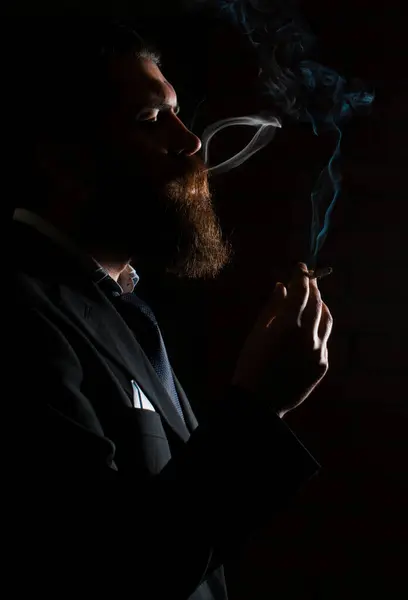Homme Affaires Costume Fumant Une Cigarette Ombre Sombre Sur Visage — Photo