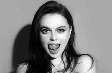 Güzel modern model dili gösteriyor. Dili çıkmış bir model. Dilini gösteren kız. Dudaklarını yalayan duygusal bir ağız.