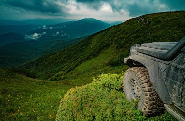 Kötü çakıllı yolda arazi aracı. Dağda off-road yolculuğu. Offroad vagonu kötü yolda.