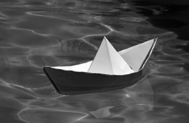 Kağıt gemi, origami kağıt gemi yelkeni. Deniz suyunda kağıttan tekne. Rüya seyahati