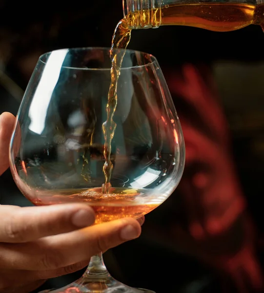 Hombre Sosteniendo Vaso Whisky Bebiendo Whisky Degustación Degustación — Foto de Stock