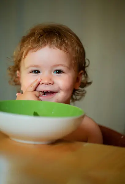 Hauska Vauva Syö Ruokaa Lusikka Keittiössä Hymyilevä Vauva Syö Ruokaa — kuvapankkivalokuva
