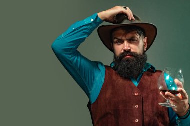 Geleneksel viski içkisi, beyefendi içeceği. Sakallı ve bıyıklı hippi iş gününden sonra alkol içer.