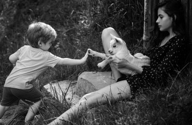 Vejetaryen konsepti. Hayvanlarla arkadaşlık. Çocukların adaptasyonu. Kırsal hayvanlar. Keçi sütü. Kuzu kız. Keçili kadın ve çocuk