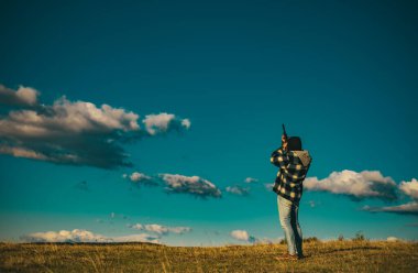Avcı hayvanlar lekelenme kapsamlı güçlü tüfekle. Hunter avı av tüfeği silahla. Metin için yer kopyalayın. Şimdiye kadar yapılmış en gerçekçi avcılık oyunu