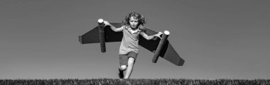 Bahar çocukları portresi olan pankart. Mutlu çocuk yaz mevsiminde gökyüzü arka planında oyuncak kanatlarla koşuyor. Çocukların başarısı, lideri ve kazanan konsepti.