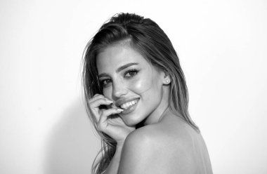 Çıplak omuzlu, güzel, gülümseyen bir kadın. Beyaz dişleri olan, şehvetli, güzel bir kadın yüzü. Doğal güzellik kadını.