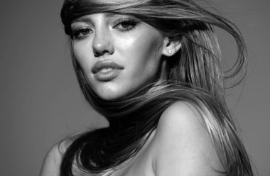 Parlak saçlı güzel bir kadın. Genç kızın güzel yüzü. Moda makyajlı güzel seksi kızın portresi.