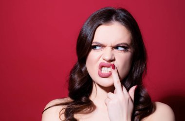 Duygusal sinirli kadın, üzgün kız. Çığlık, nefret, öfke. Üzgün ve kızgın bir yüz. Düşünceli kadın öfkeli, kızgın ve stresli.