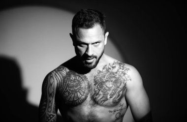 Acımasız bir adam, yakışıklı, ciddi bir erkek model. Kaslı atletik seksi erkek, çıplak gövde.