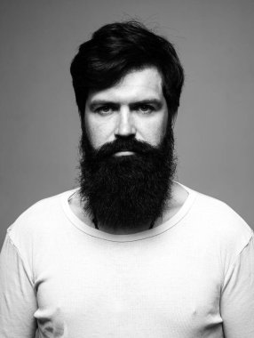 Berber dükkanında uzun sakallı ve bıyıklı bir berber. Sakallı adam.