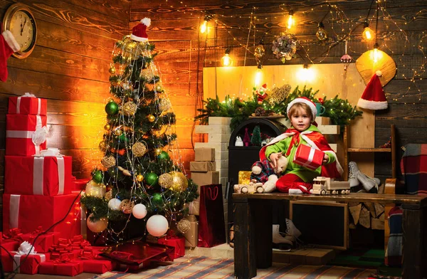 Δώρα Και Εκπλήξεις Καλά Χριστούγεννα Και Καλή Χρονιά Παιδί Απολαμβάνουν — Φωτογραφία Αρχείου